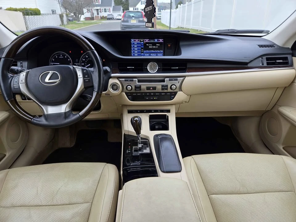 2014 Lexus ES 6th Gen - Image 18 of 19