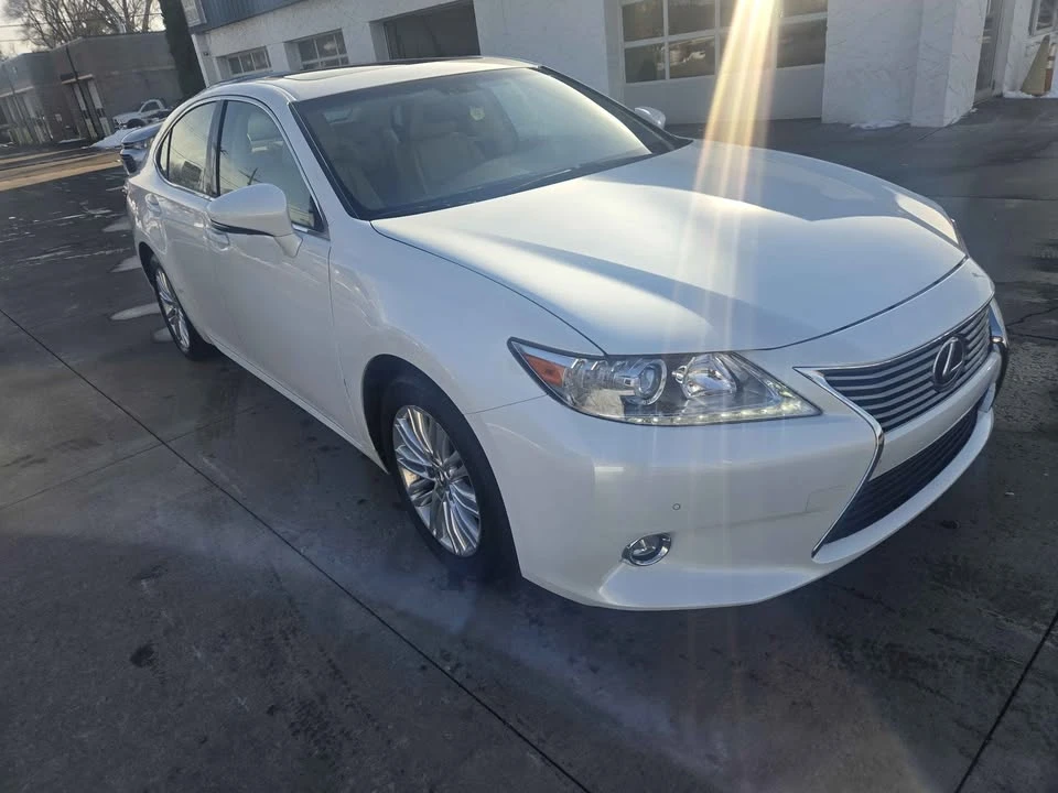 2014 Lexus ES 6th Gen - Image 10 of 18