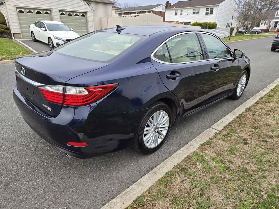 2014 Lexus ES 6th Gen - Image 9 of 19
