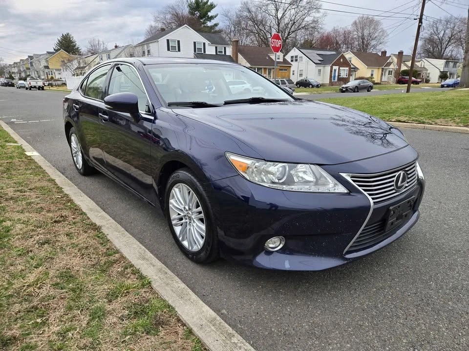 2014 Lexus ES 6th Gen - Image 11 of 19
