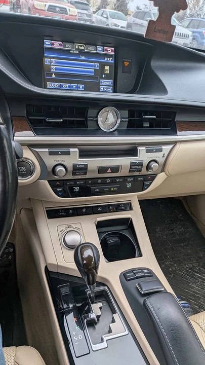 2014 Lexus ES 6th Gen - Image 11 of 13