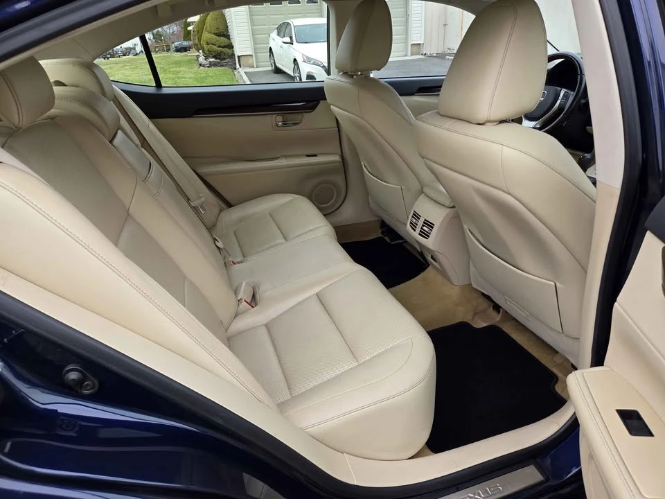 2014 Lexus ES 6th Gen - Image 15 of 19