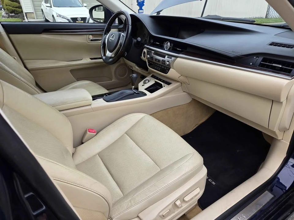 2014 Lexus ES 6th Gen - Image 13 of 19