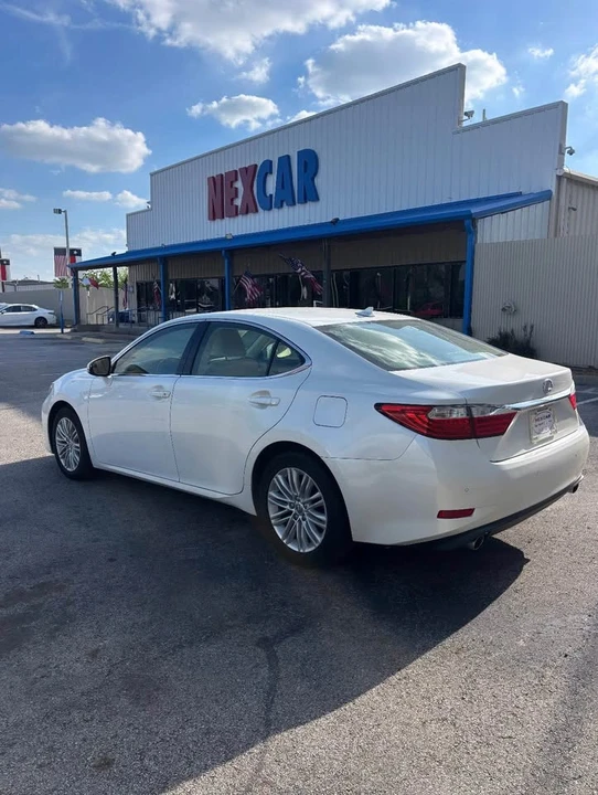 2014 Lexus ES 6th Gen - Image 4 of 9