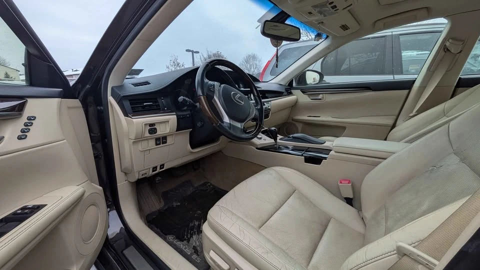 2014 Lexus ES 6th Gen - Image 10 of 13