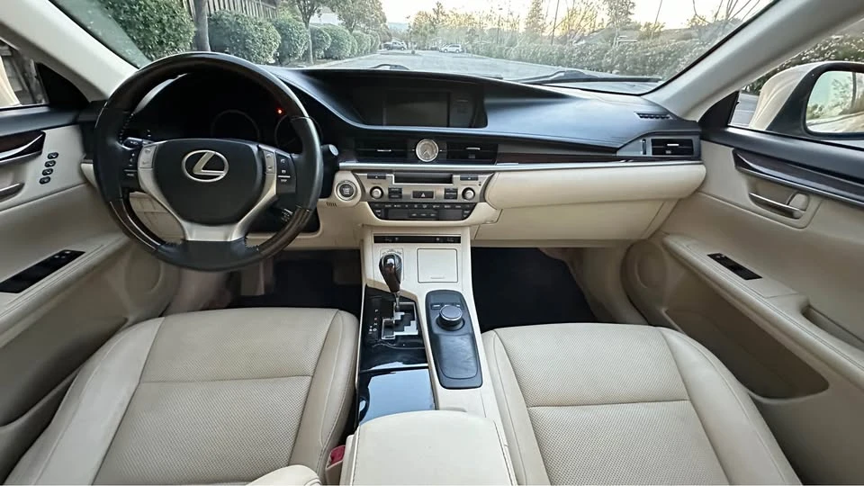 2014 Lexus ES 6th Gen - Image 13 of 20