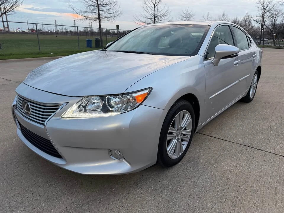 2014 Lexus ES 6th Gen - Image 2 of 16