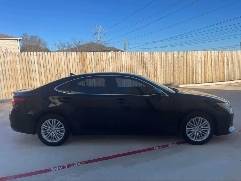 2014 Lexus ES 6th Gen - Image 5 of 15
