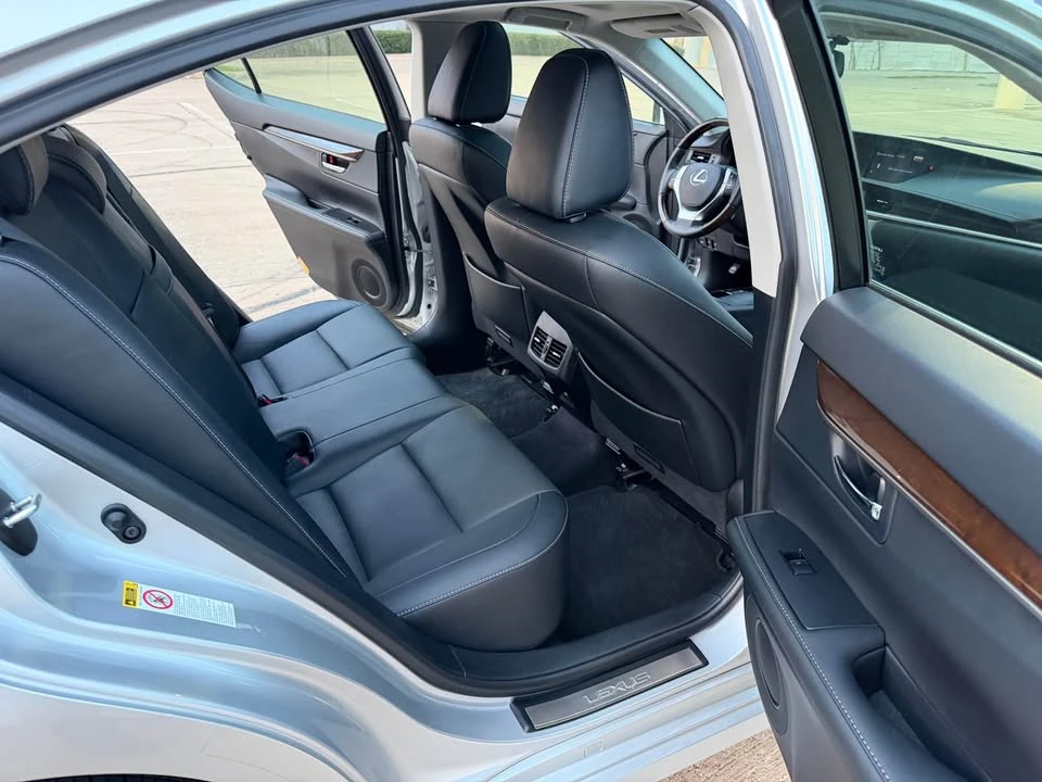 2014 Lexus ES 6th Gen - Image 9 of 16
