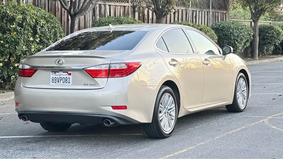 2014 Lexus ES 6th Gen - Image 9 of 20
