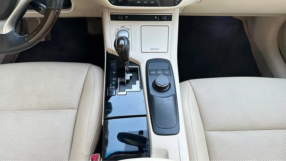 2014 Lexus ES 6th Gen - Image 11 of 20