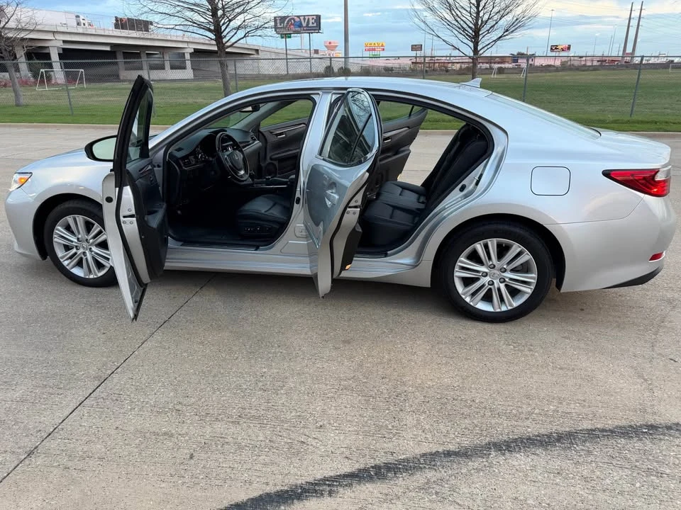 2014 Lexus ES 6th Gen - Image 12 of 16