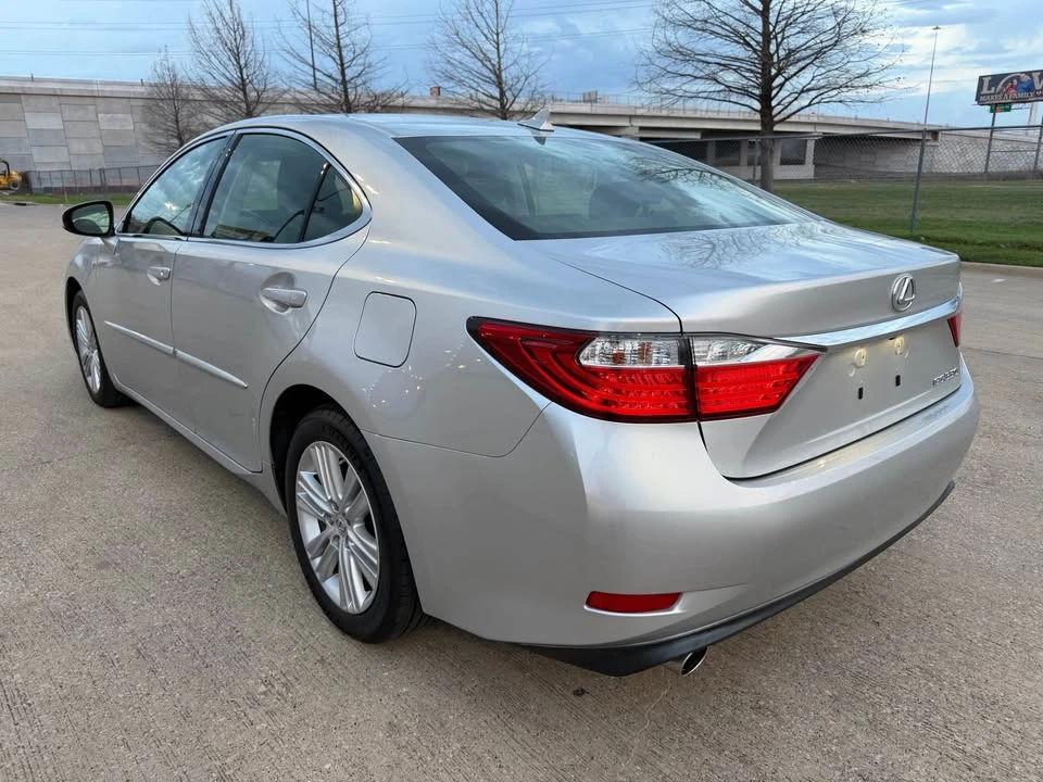 2014 Lexus ES 6th Gen - Image 5 of 16