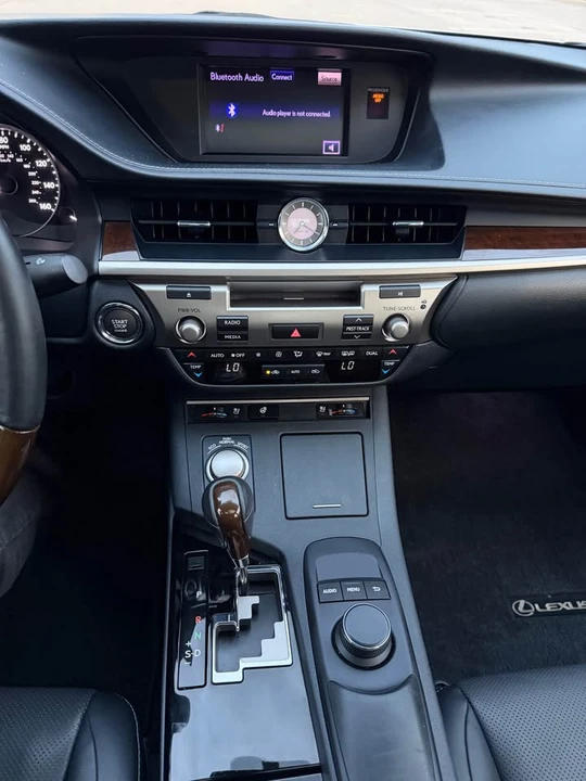 2014 Lexus ES 6th Gen - Image 15 of 16