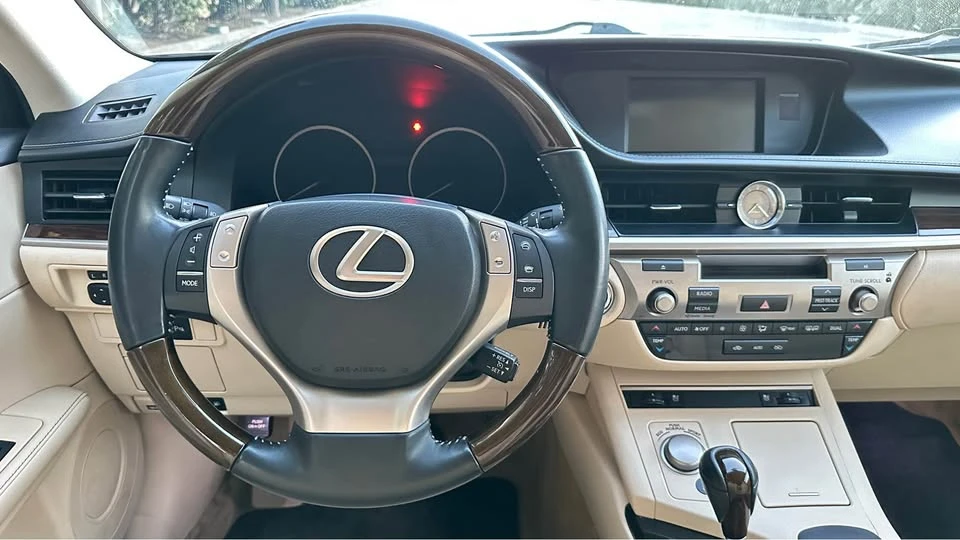 2014 Lexus ES 6th Gen - Image 10 of 20