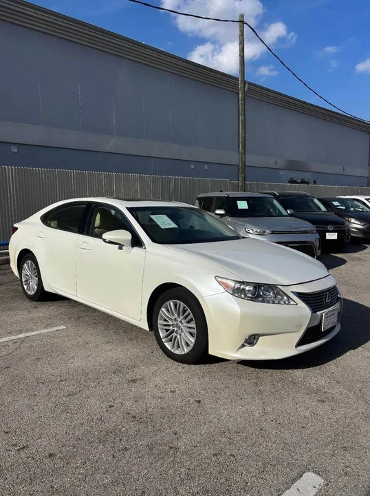 2014 Lexus ES 6th Gen - Image 2 of 9