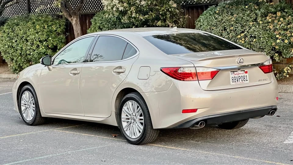 2014 Lexus ES 6th Gen - Image 3 of 20