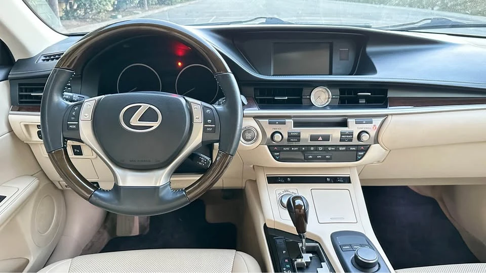 2014 Lexus ES 6th Gen - Image 12 of 20