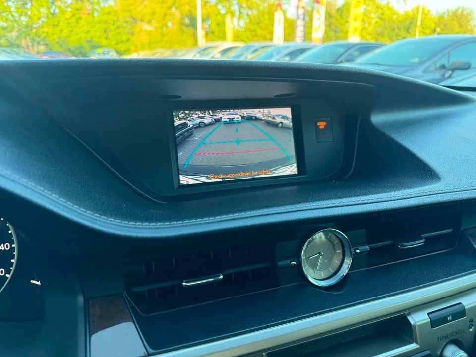 2014 Lexus ES 6th Gen - Image 15 of 19
