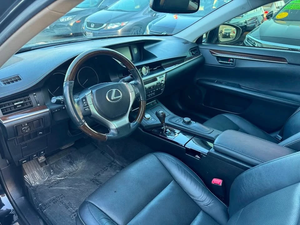2014 Lexus ES 6th Gen - Image 12 of 19
