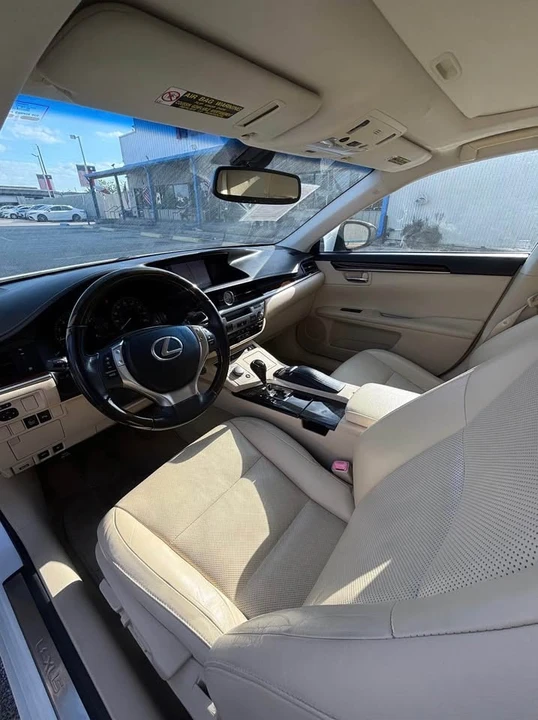 2014 Lexus ES 6th Gen - Image 5 of 9