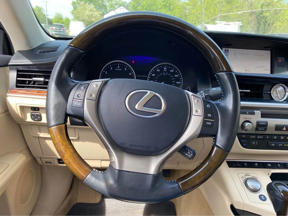 2014 Lexus ES 6th Gen - Image 15 of 20