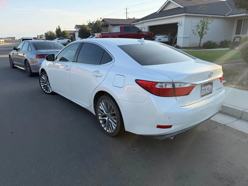 2014 Lexus ES 6th Gen - Image 2 of 4