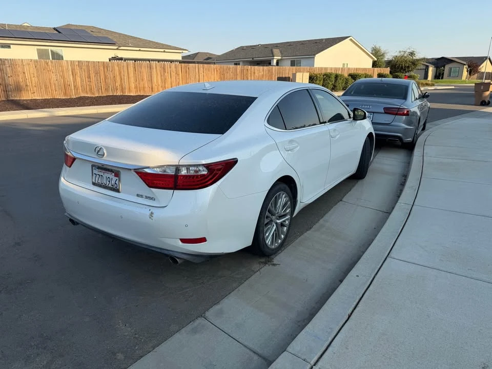 2014 Lexus ES 6th Gen - Image 3 of 4