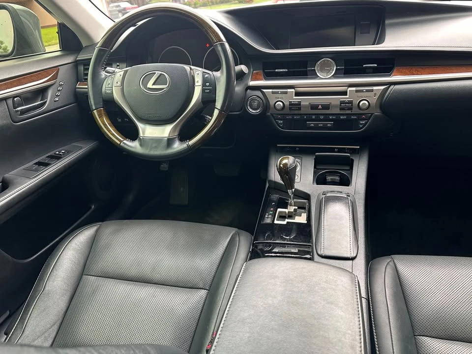 2014 Lexus ES 6th Gen - Image 8 of 9