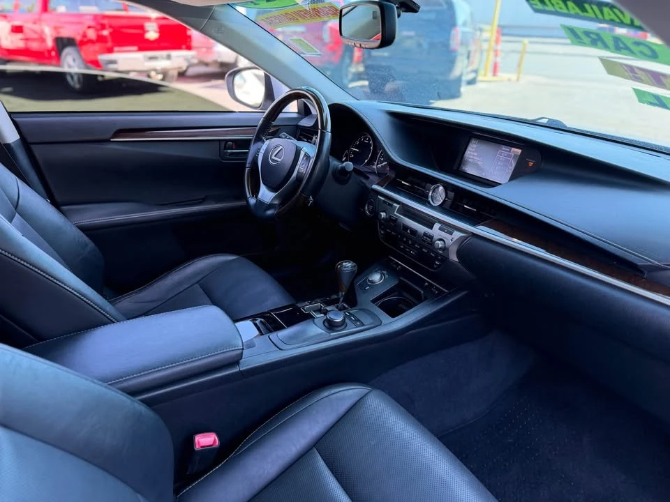 2014 Lexus ES 6th Gen - Image 11 of 12