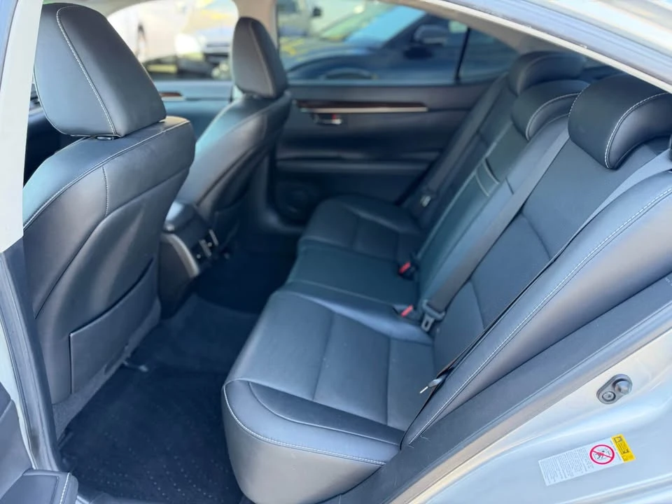 2014 Lexus ES 6th Gen - Image 5 of 12