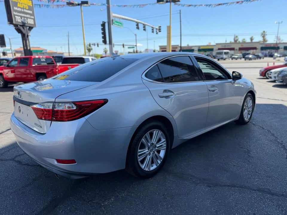 2014 Lexus ES 6th Gen - Image 8 of 12