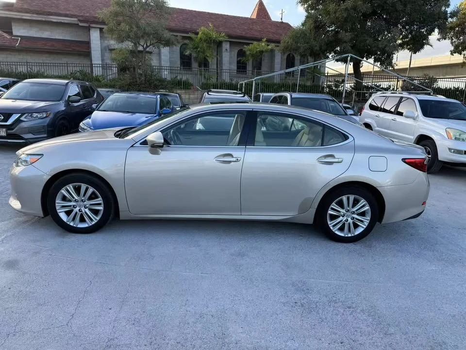 2014 Lexus ES 6th Gen - Image 2 of 12