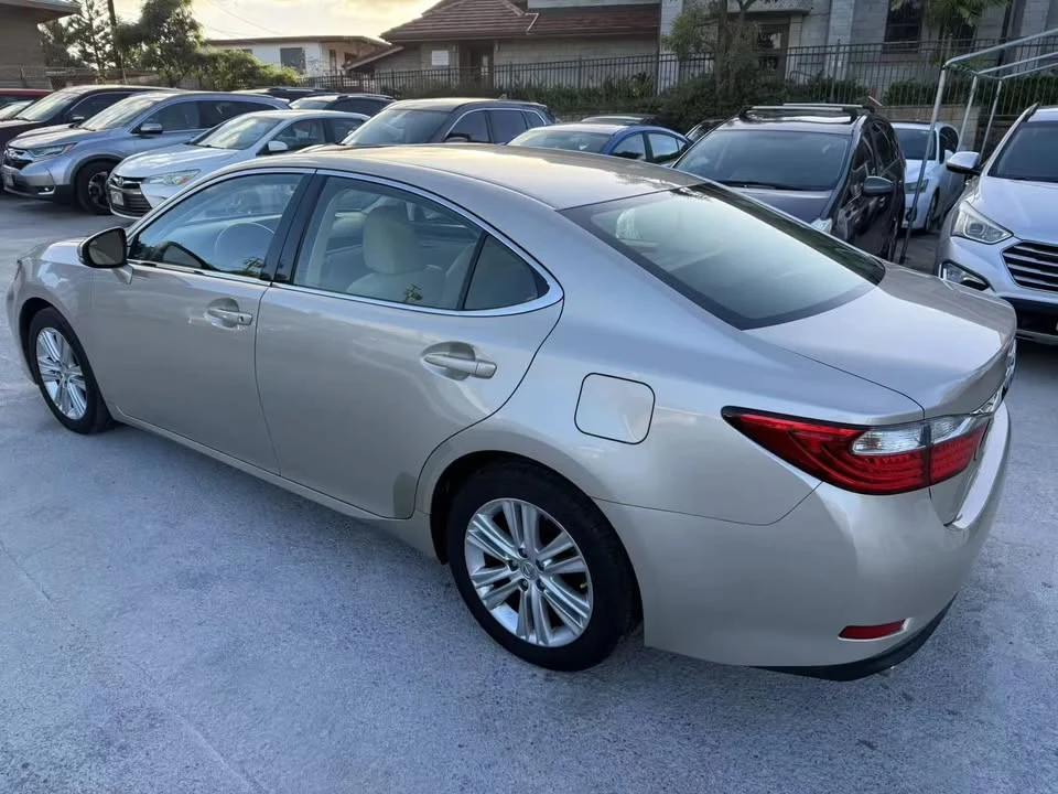 2014 Lexus ES 6th Gen - Image 3 of 12