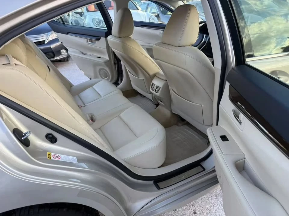 2014 Lexus ES 6th Gen - Image 10 of 12