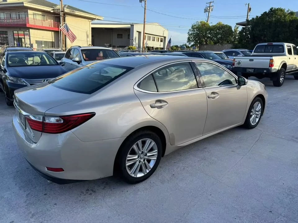 2014 Lexus ES 6th Gen - Image 4 of 12