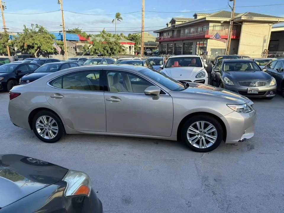 2014 Lexus ES 6th Gen - Image 5 of 12