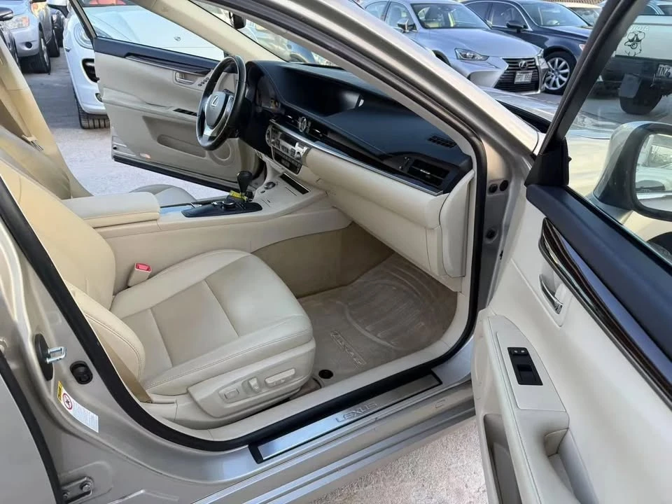 2014 Lexus ES 6th Gen - Image 9 of 12