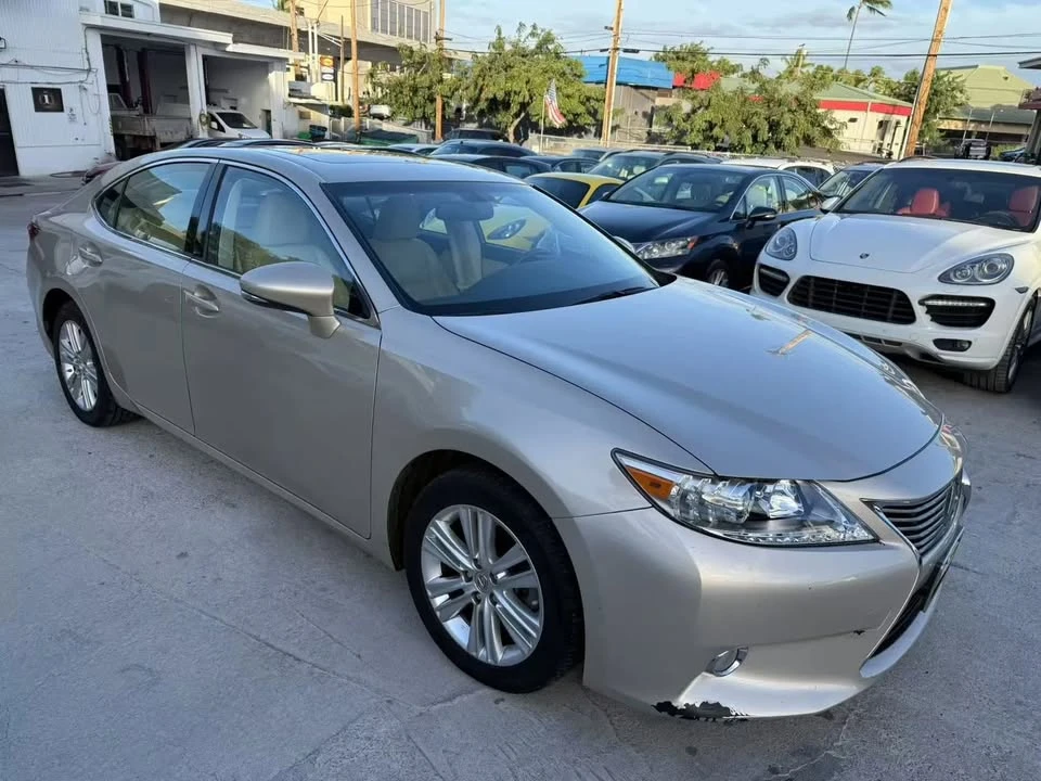 2014 Lexus ES 6th Gen - Image 6 of 12