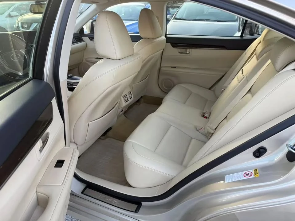 2014 Lexus ES 6th Gen - Image 8 of 12