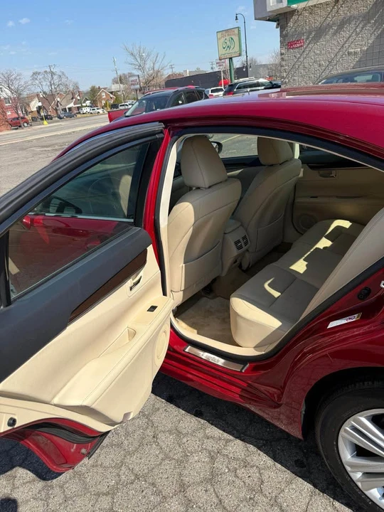 2014 Lexus ES 6th Gen - Image 8 of 13