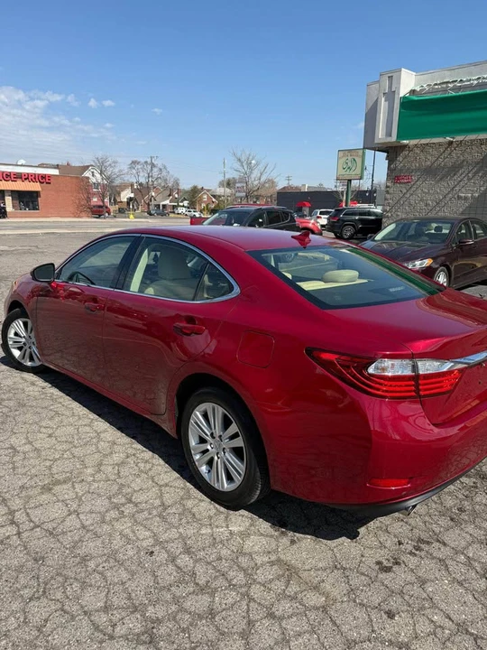 2014 Lexus ES 6th Gen - Image 4 of 13