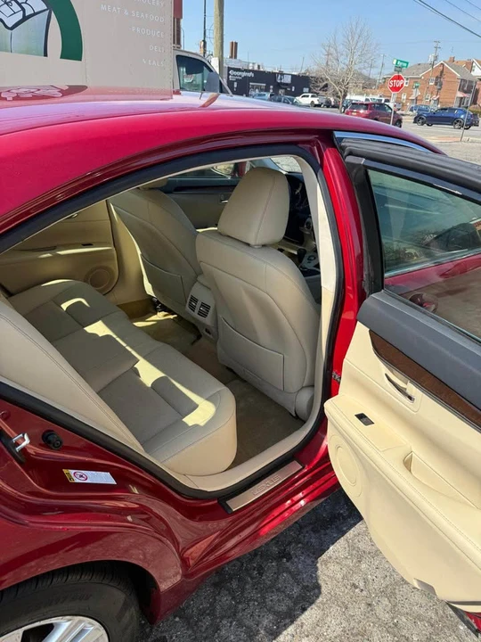 2014 Lexus ES 6th Gen - Image 10 of 13