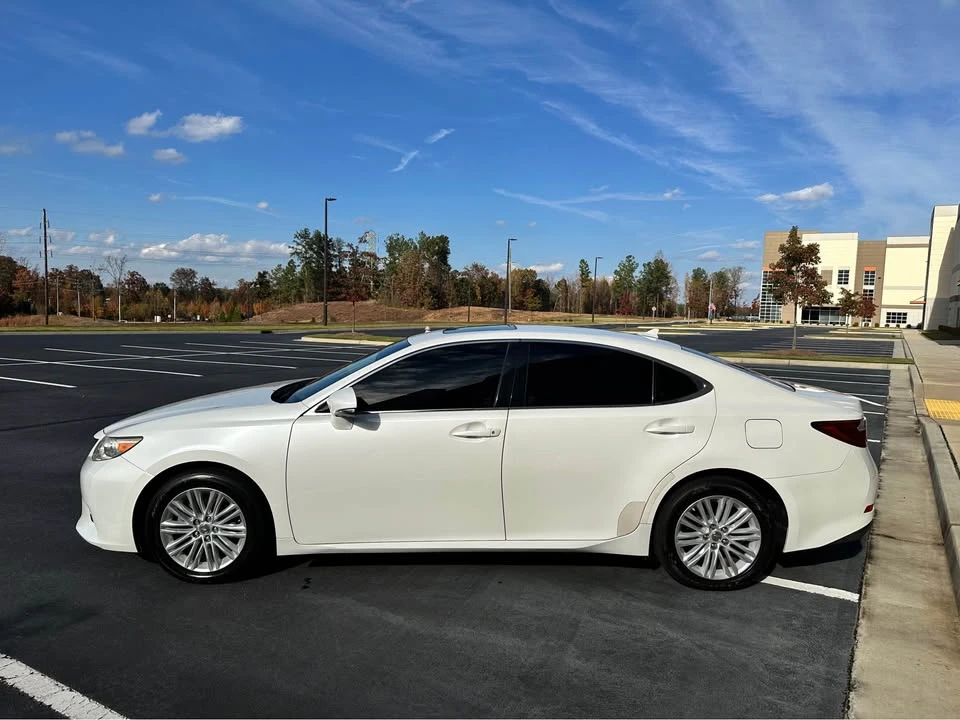 2014 Lexus ES 6th Gen - Image 5 of 19