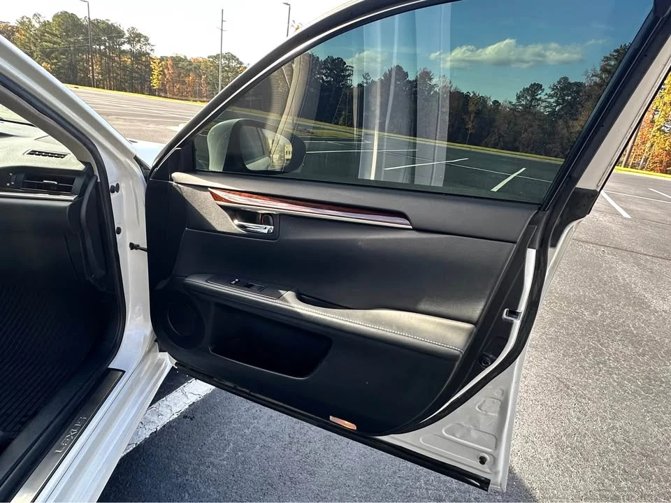 2014 Lexus ES 6th Gen - Image 13 of 19