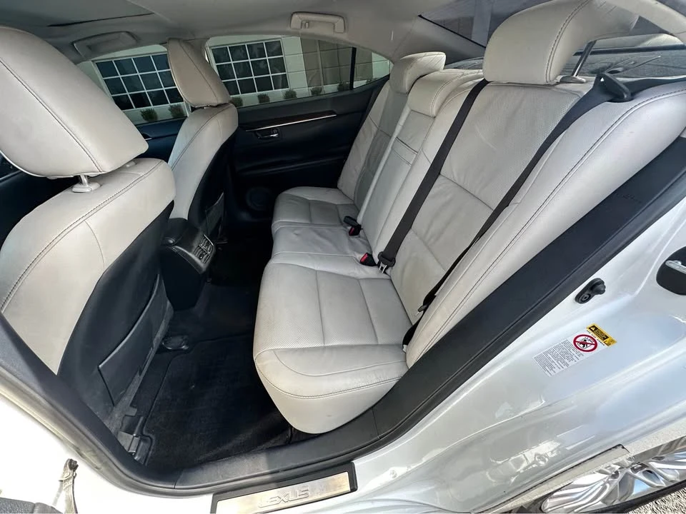 2014 Lexus ES 6th Gen - Image 16 of 19
