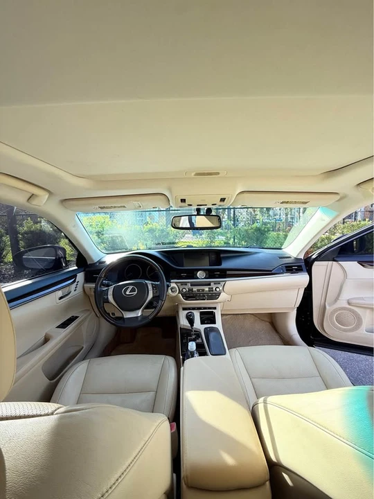 2014 Lexus ES 6th Gen - Image 7 of 11