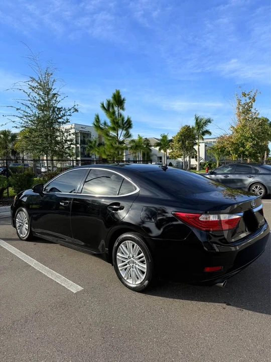 2014 Lexus ES 6th Gen - Image 4 of 11