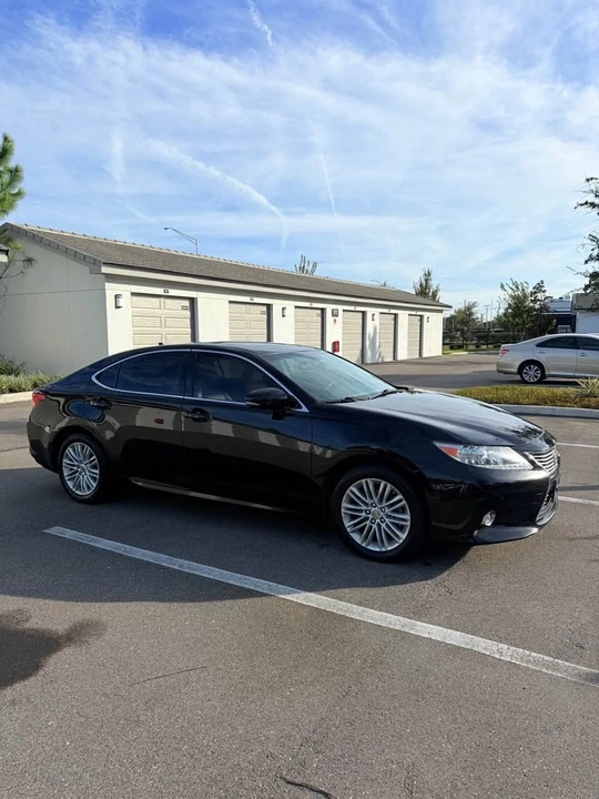 2014 Lexus ES 6th Gen - Image 2 of 11