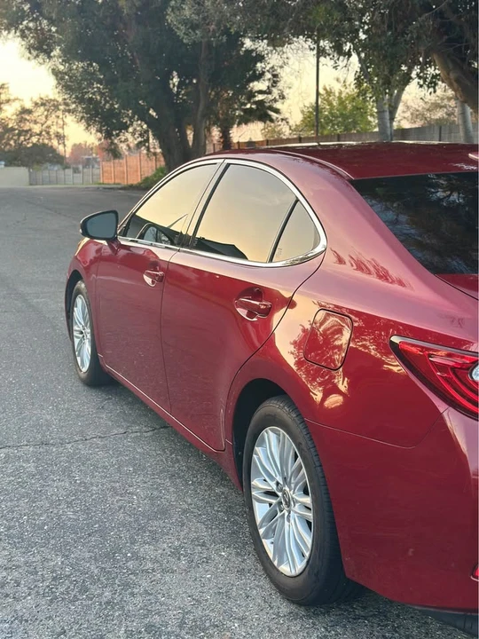 2014 Lexus ES 6th Gen - Image 11 of 19